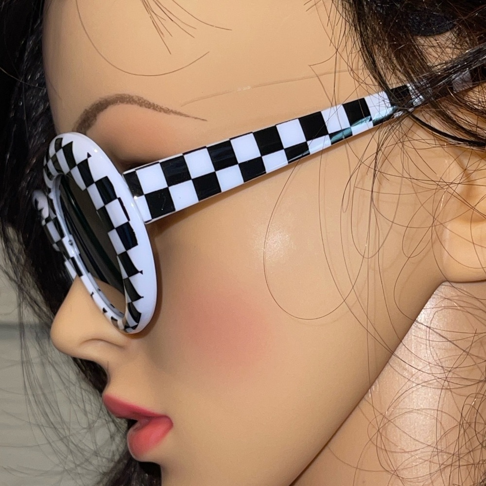 Round Frame Checkerboard Sunglasses - Picture 4 of 15